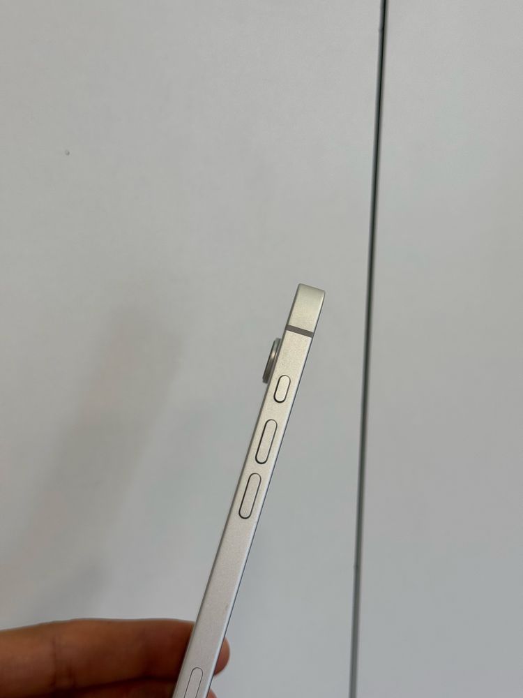 Продавам отличен iPhone 16e 100% батерия