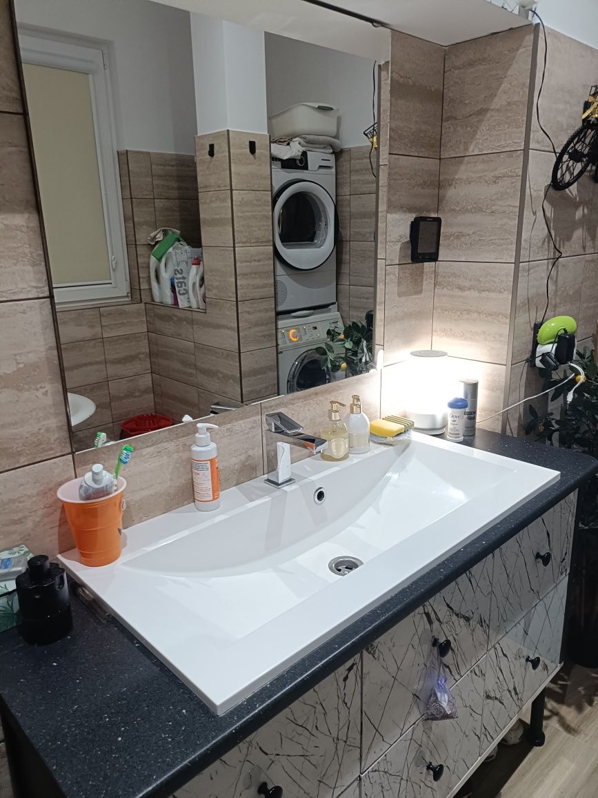 Închiriez apartament la curte