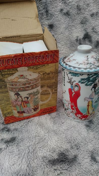 Порцеланов чайник и чаша с капак