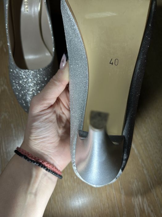 Елегантни обувки и чанта, носени веднъж.