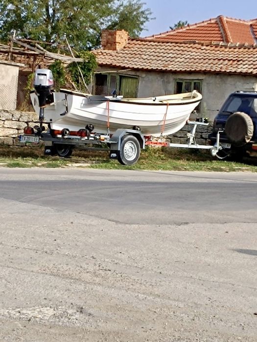 Оборудвана лодка, колесар и двигател