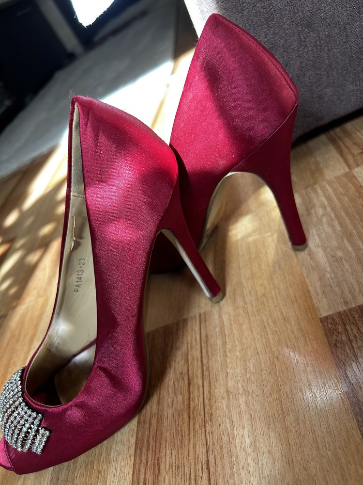 Pantofi cu toc roșii