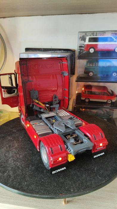 Macheta cap tractor tir Scania S770 1/24 cu lumini funcționale