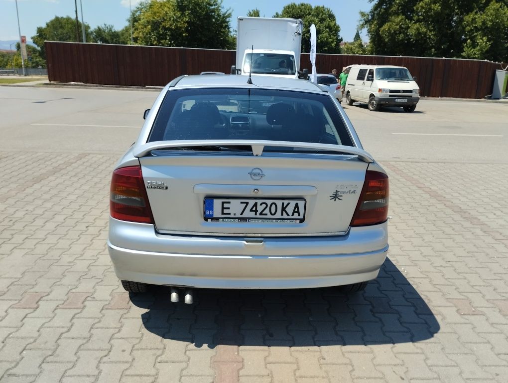Мерцедес А 140 и Опел астра Г