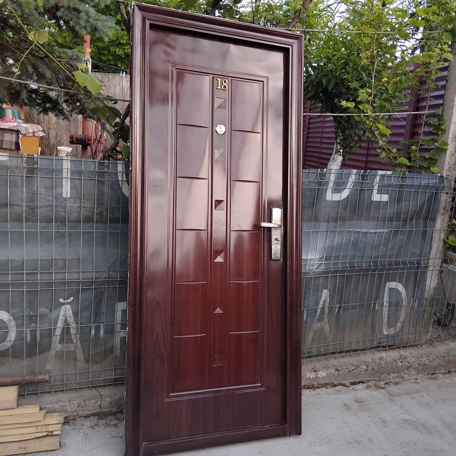 Vînd ușă metalică de exterior / completă cu chei