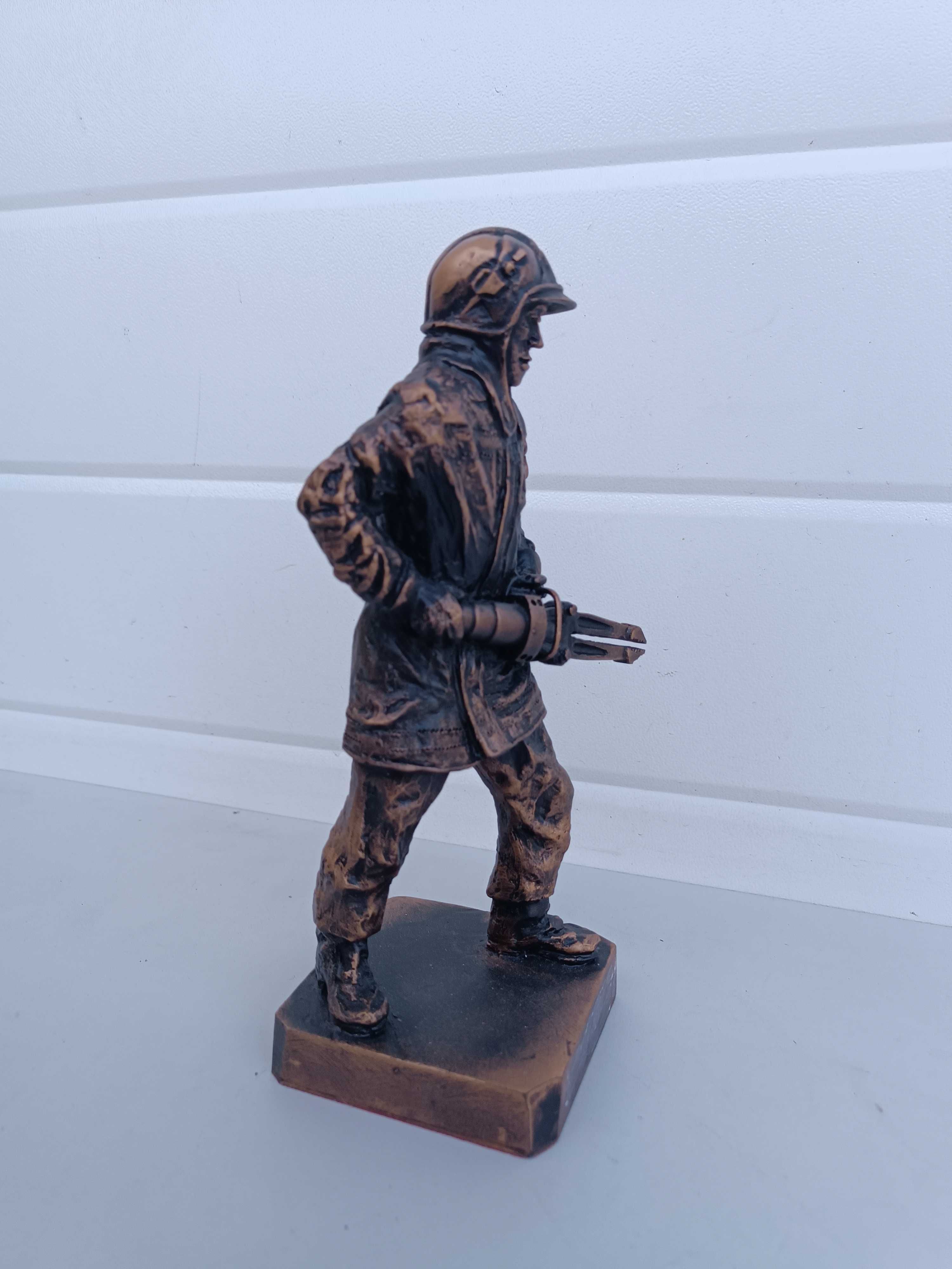 Стара керамична статуетка на пожарникар държащ "Челюстите на живота"
