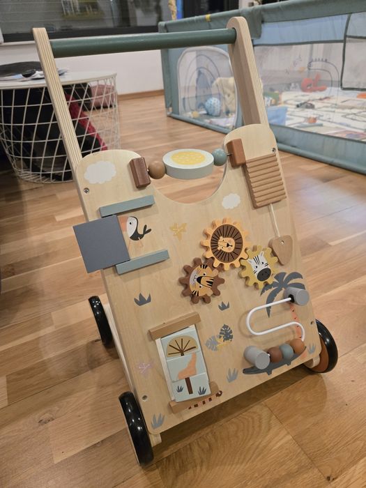 Дървен walker за прохождащо детенце