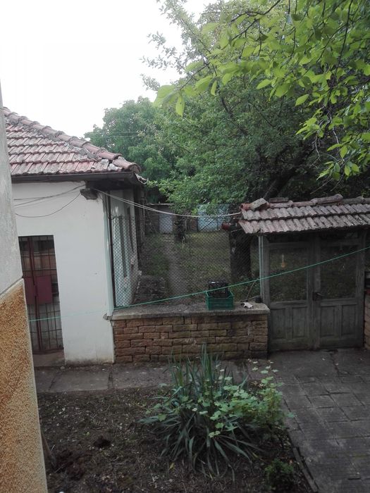 Къща с голям двор