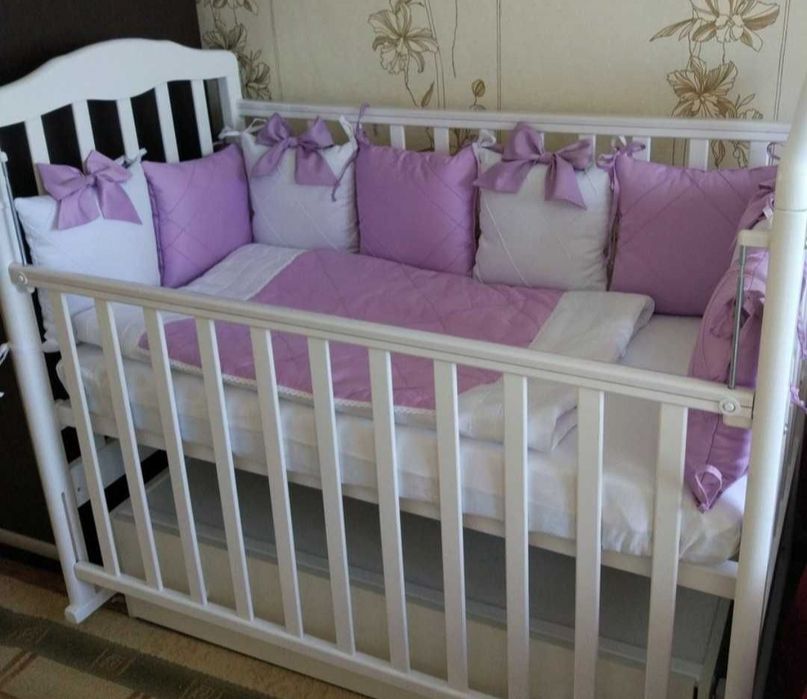 Набор подушечек и одеялка для кроватки