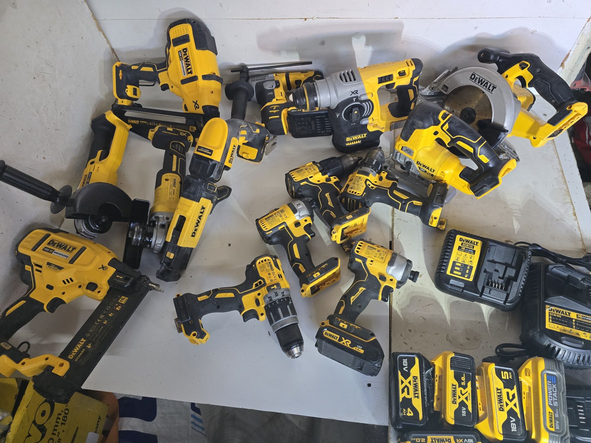 Vând scule dewalt 18V
