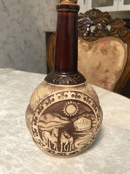 Казахский сувенирный керамический кувшин/бутылка