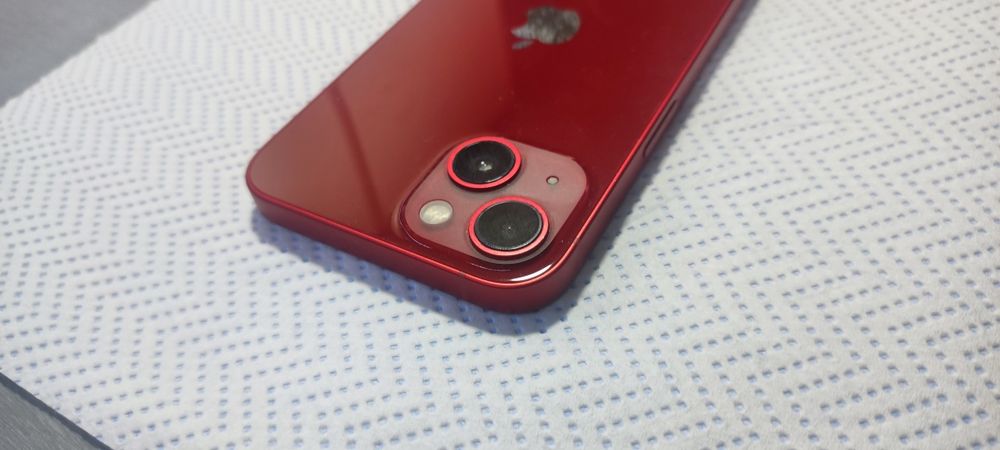 Iphone 13 червен