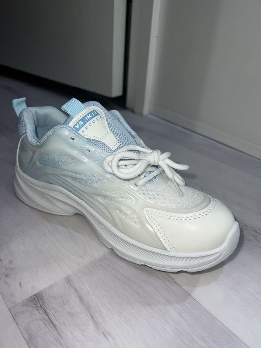 Продам 1 кроссовок (новый), летний, размер 36-  37