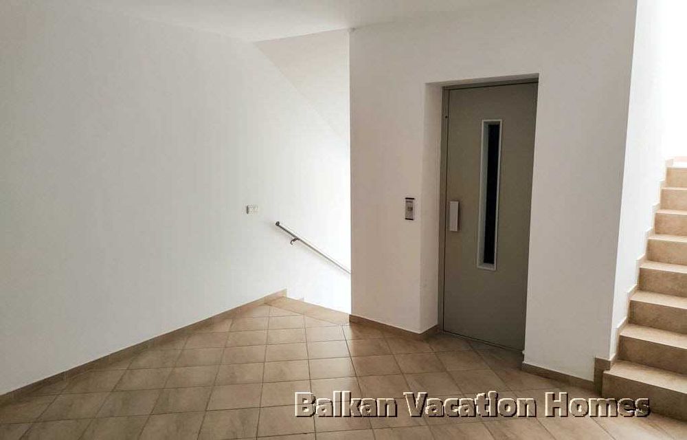 Двустаен апартамент с голяма тераса и гледка към морето в Бяла.