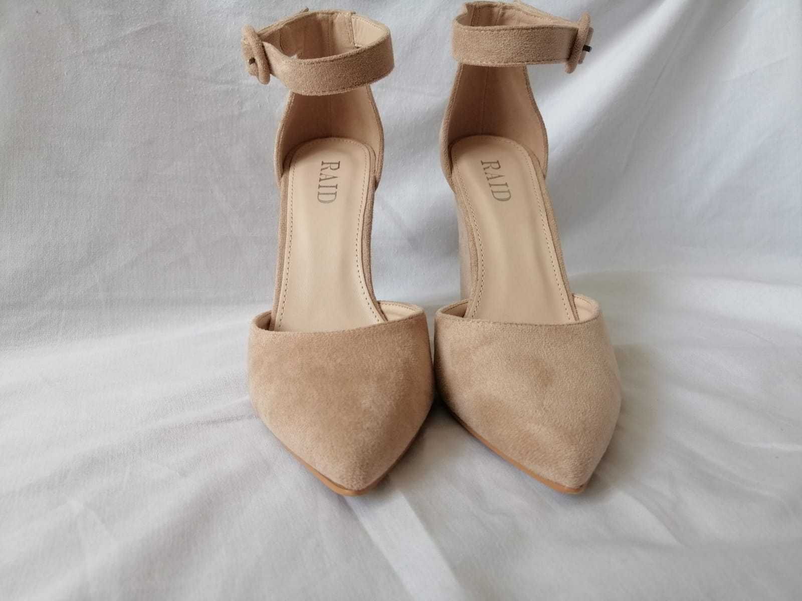 Pantofi cu toc nude (pumps)