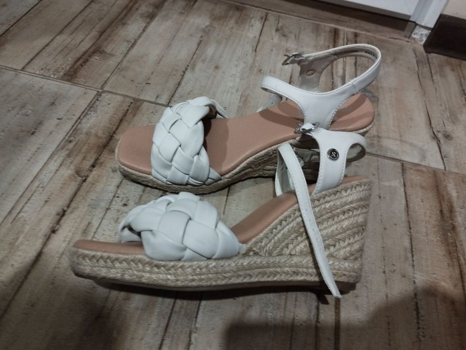 Бели сандали плитка