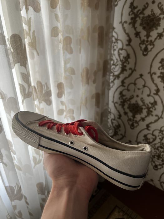 Конверсы с красными шнурками