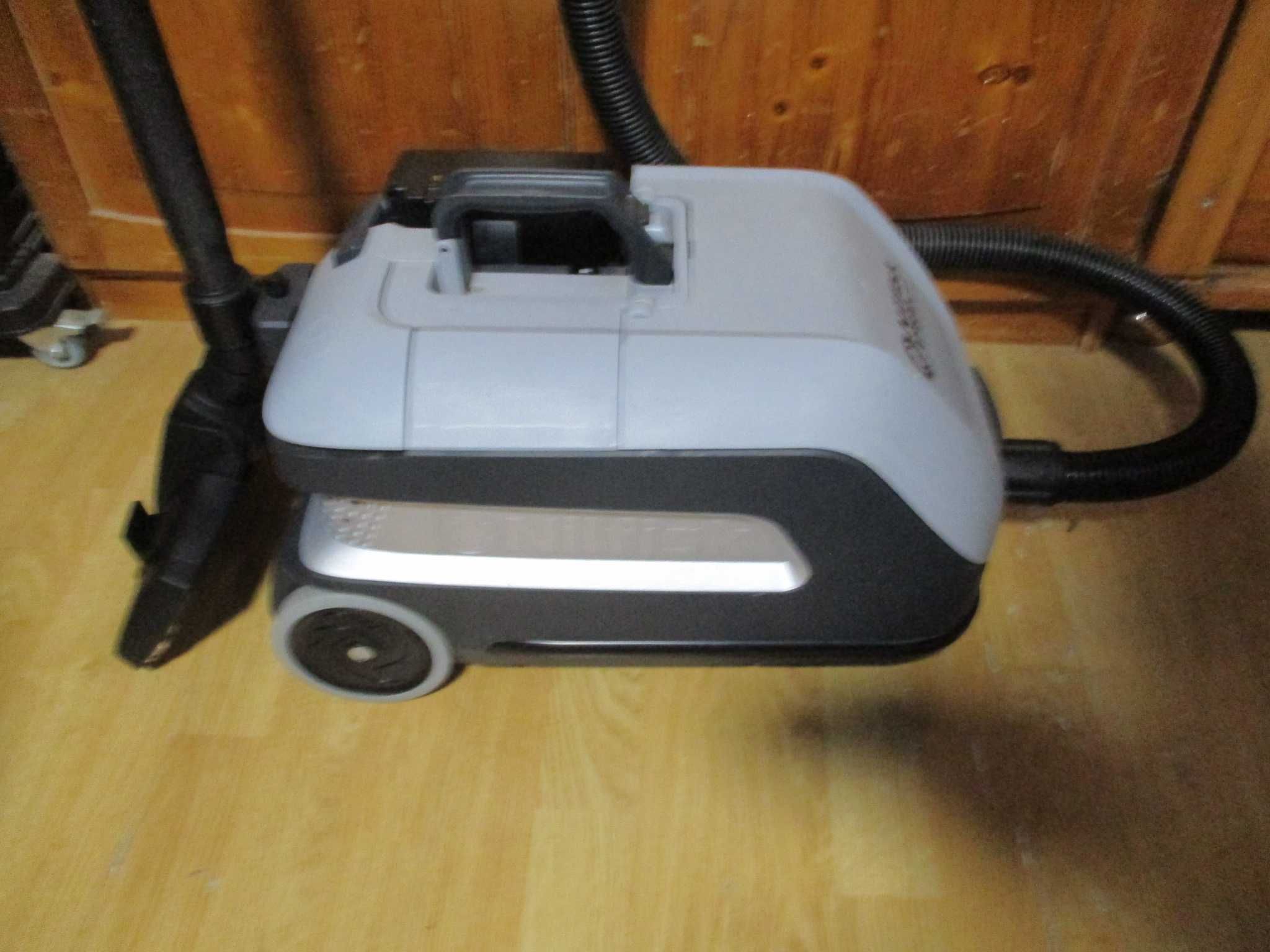 aspirator profesional nilfisk vp-600-battery