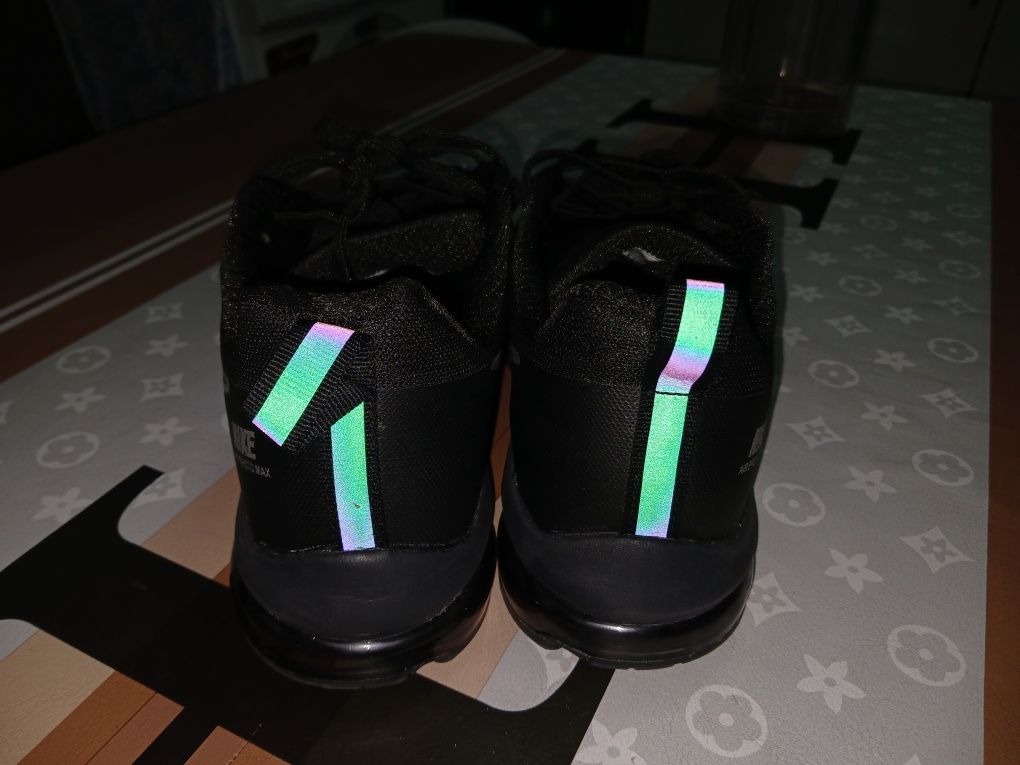 Razmeri 42 Yangi Nike ariginal yozgi setkali krasofka soriladi .