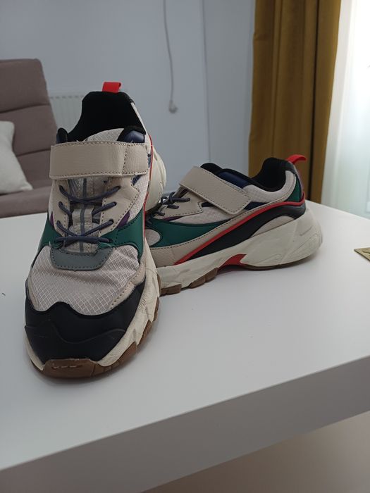 Vând pantofi sport, Zara!