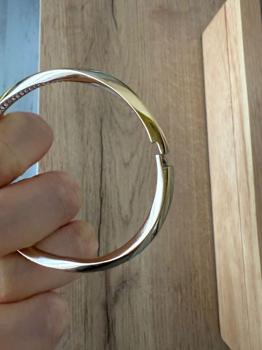 Гривна с камъни Hugo Boss в златно