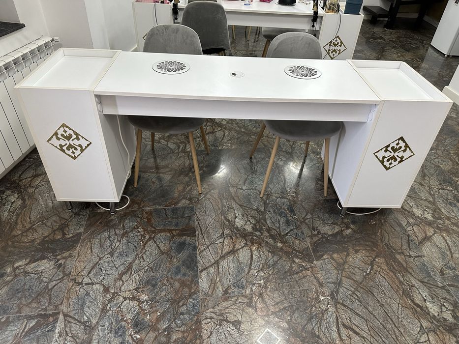 Mesă de manichiură pentru cursuri cu 2 posturi cu aspirator incorporat