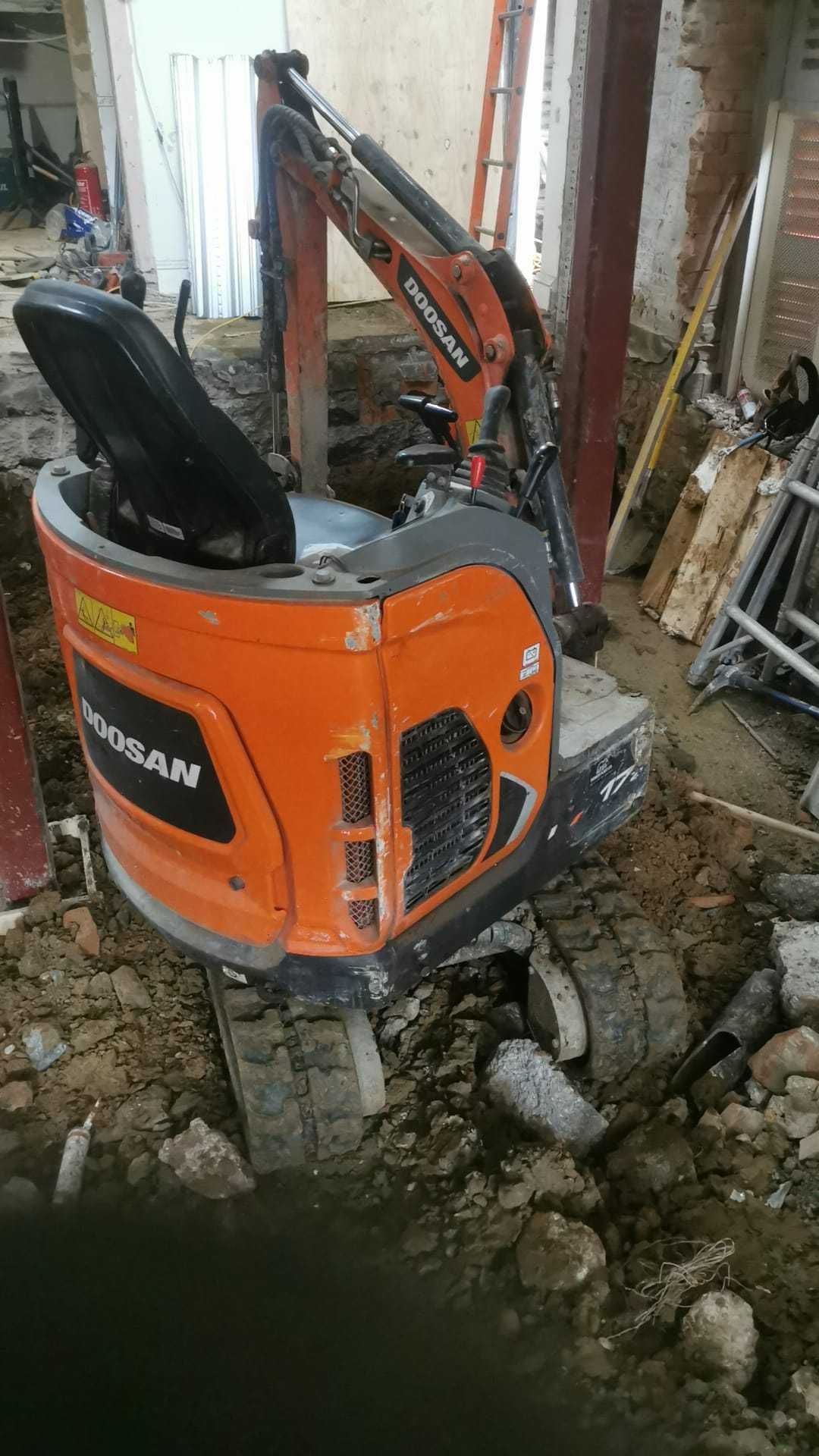 Închiriez excavator, miniexcavator săpături fose, beciuri demolări