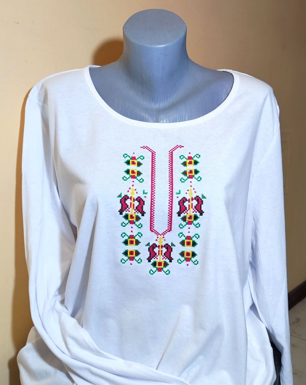Бродирана блуза с българска шевица