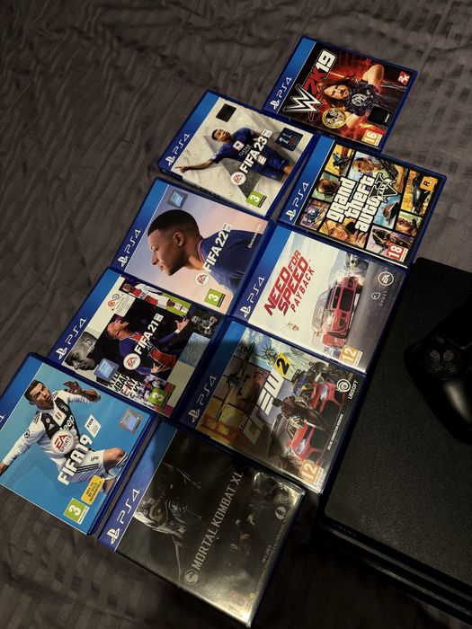 PS4 Pro + 2 controllere + 9 jocuri – impecabil, folosit foarte puțin