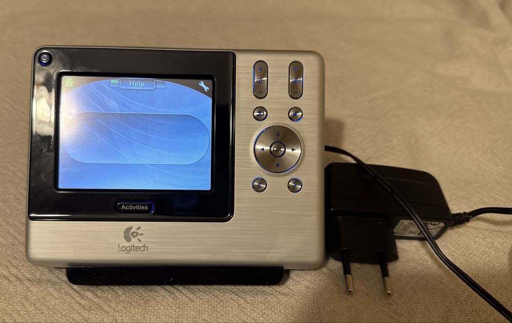 Telecomandă universală Logitech Harmony 1000 + stație de încărcare
