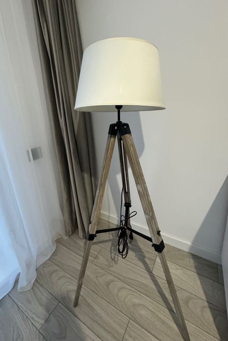 Lampadar cu cadru de lemn și abajur alb