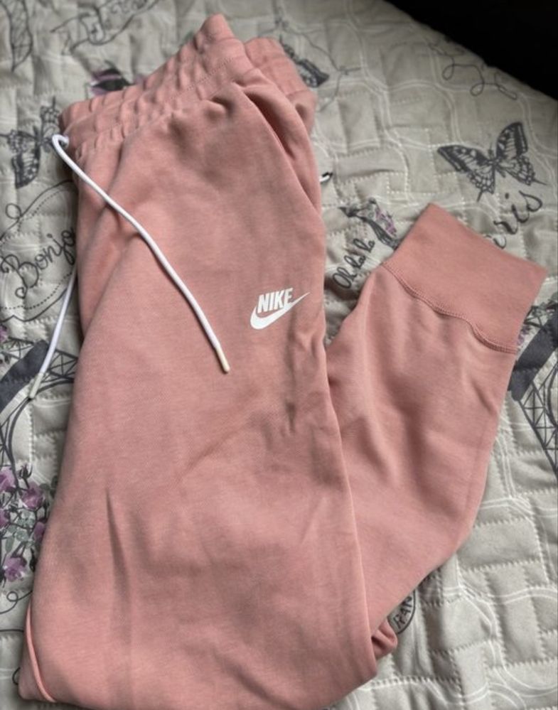 Спортен дамски екип Nike