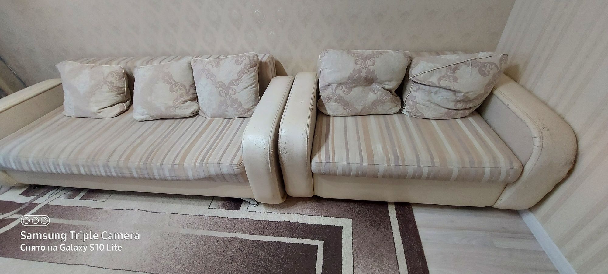 Продам два дивана.