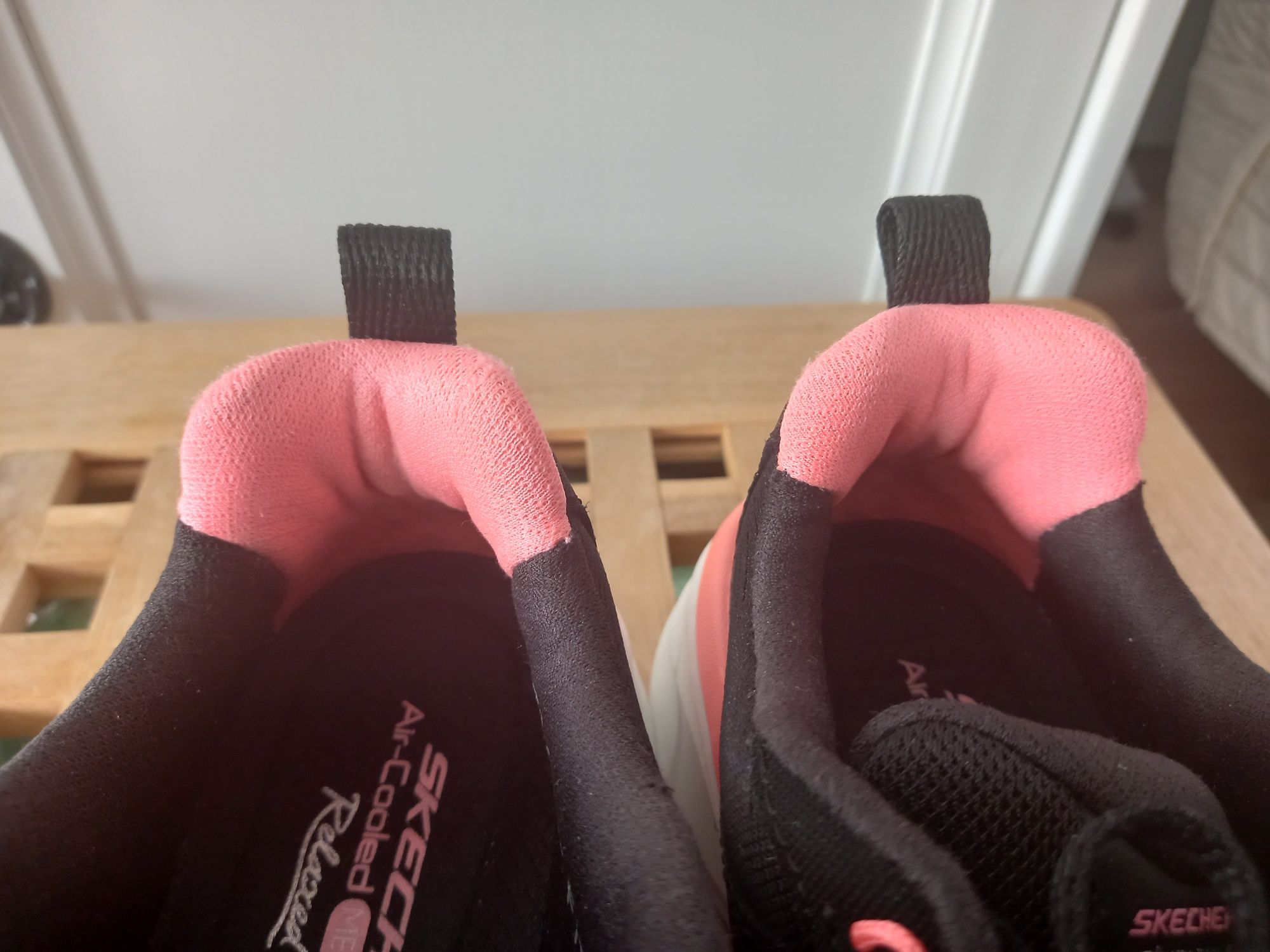 Skechers D’Lux Walker 2.0