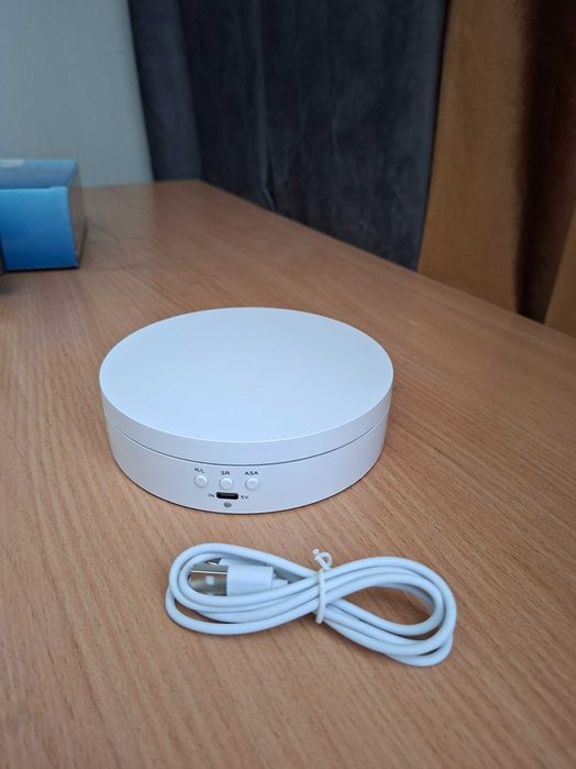 Электрическая вращающаяся витрина для ювелирных изделий.