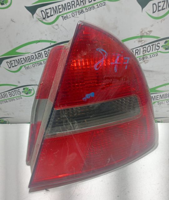 Lampa / Tripla stop dreapta pe aripa Mitsubishi Carisma prima generat
