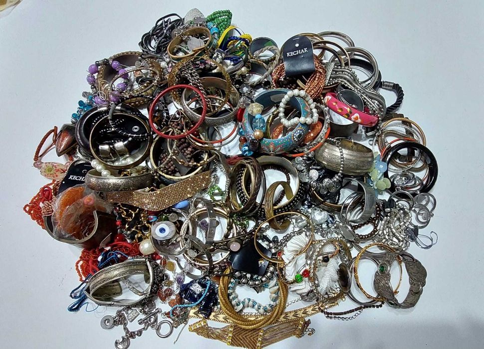 Lot vintage de diverse bratari, coliere, inele si pandative 13,5 kg