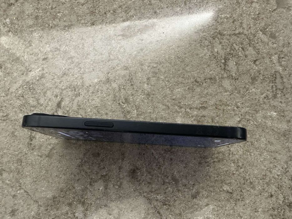 Продавам Iphone 13