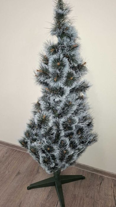 Изкуствена елха жилкова зелена с бели връхчета височина