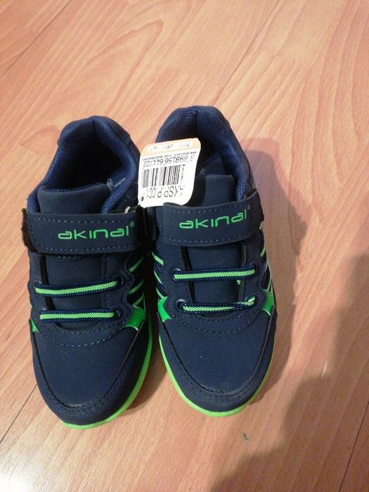 Vând adidași băieței