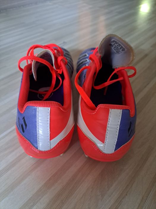 Нови футболни обувки Adidas .