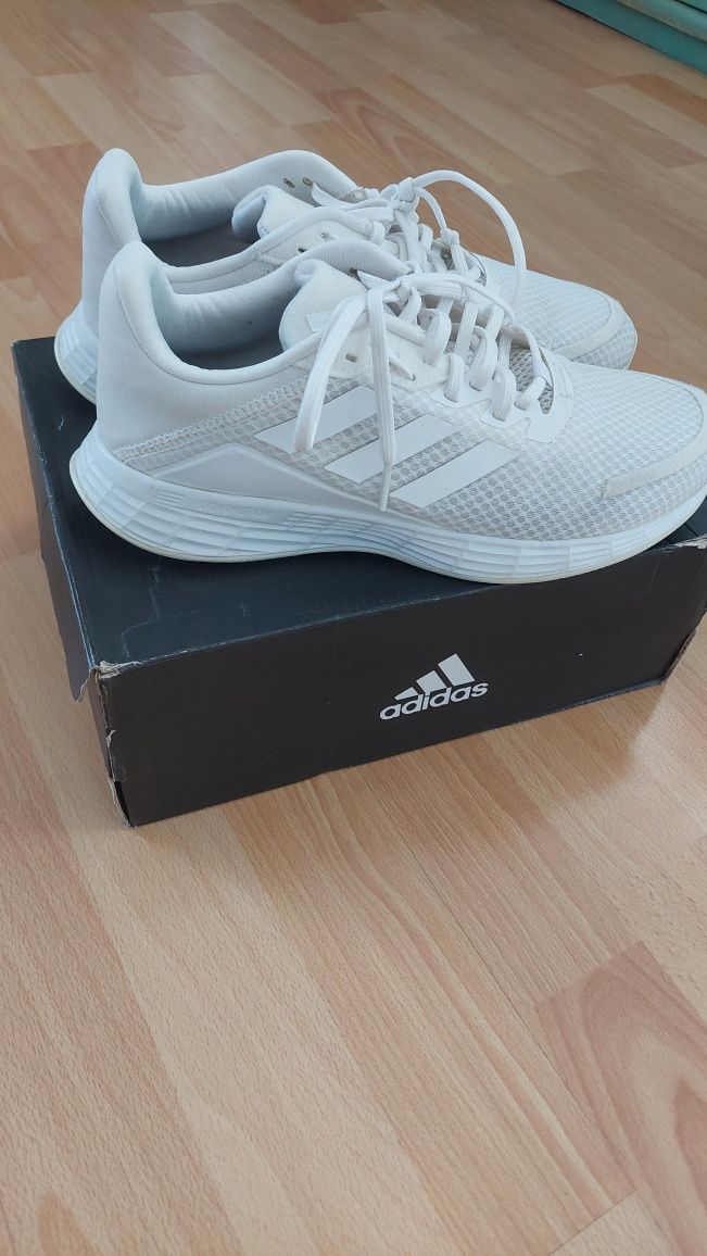 Дамски маратонки Adidas 39.5 номер.