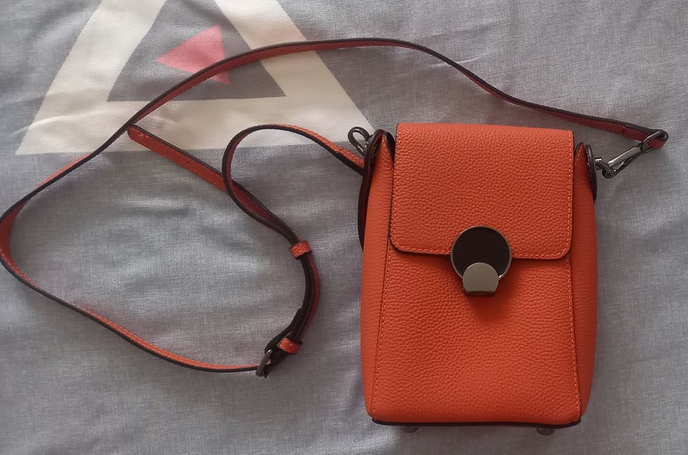 Продам кожаную новую сумочку,ремешок съёмный. Цена 5 тыс.тг.