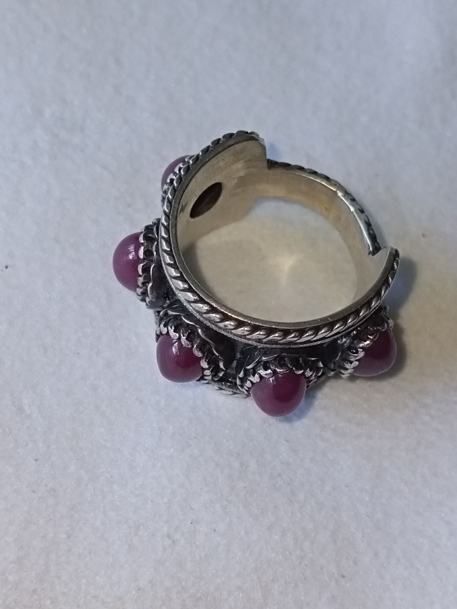 Кольцо с рубинами унисекс
