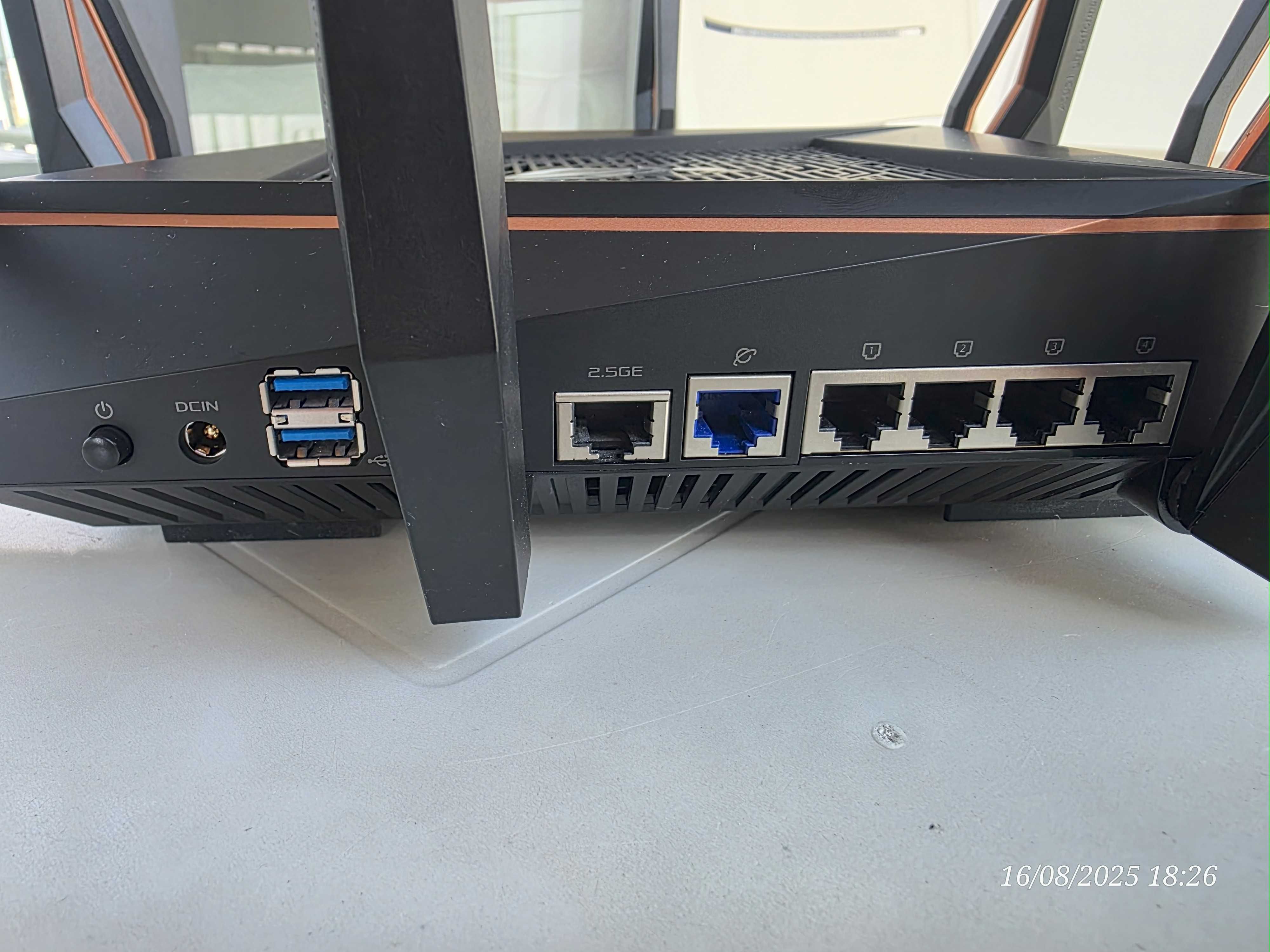 Продавам геймърски трибандов Wifi 6 рутер ASUS ROG Rapture GT-AX11000