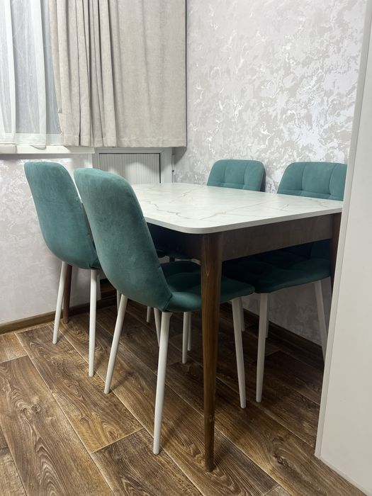 Продам стол и стулья в идеальном состоянии