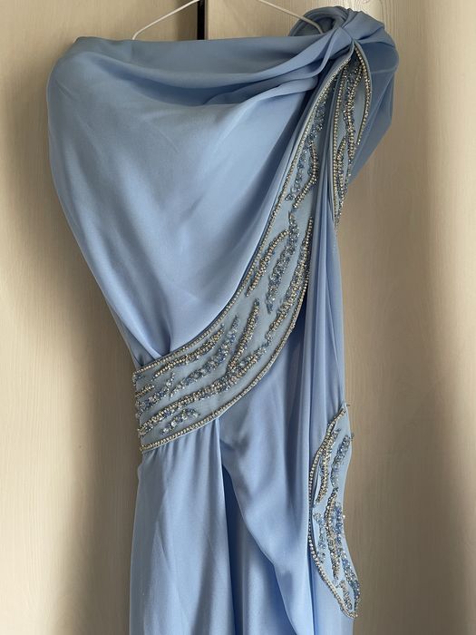 Голубое вечернее платье