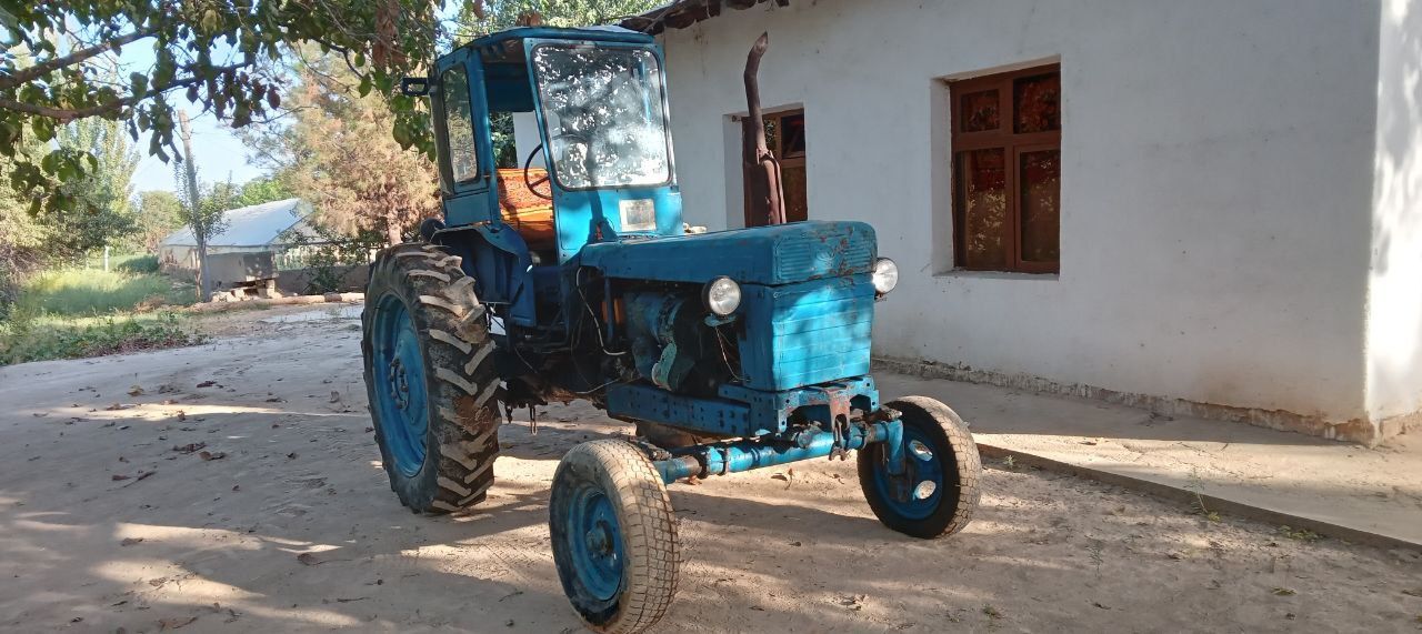 T 28 traktor ko'k rangda