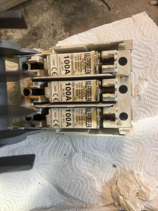 Разединител със стопяеми предпазители ABB XLP000 и XLP00