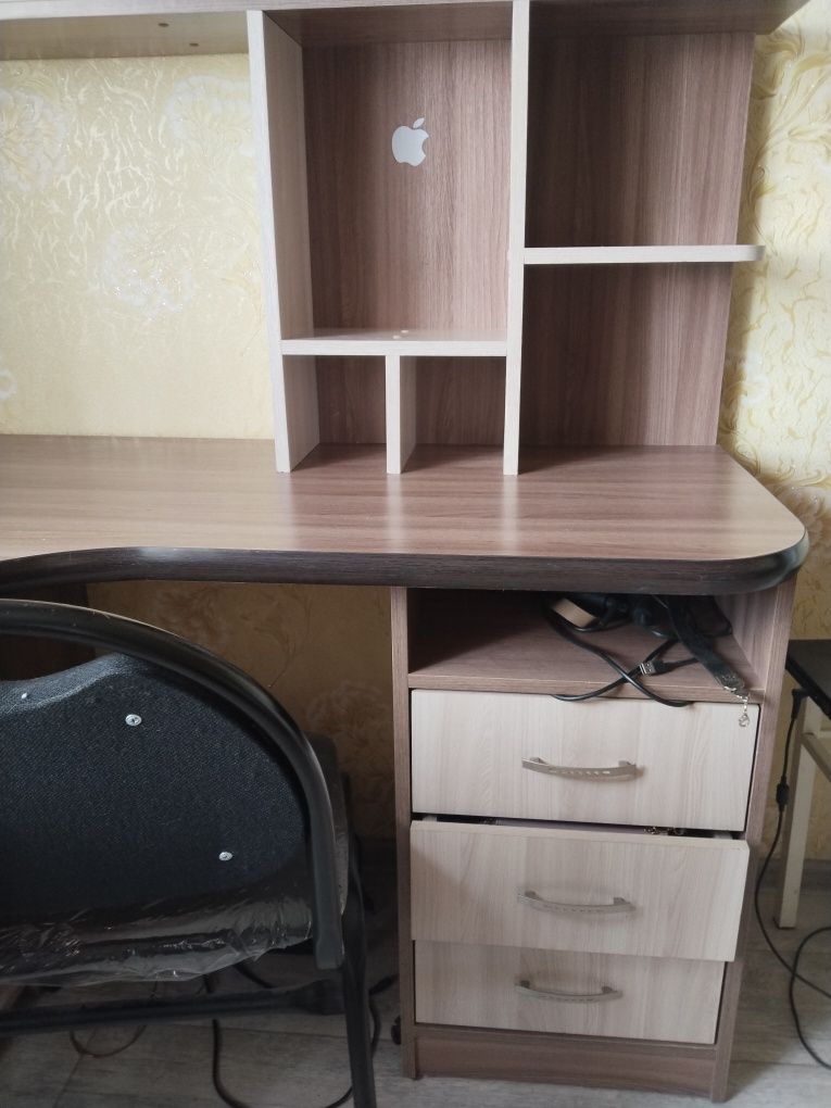 Продам угловой стол